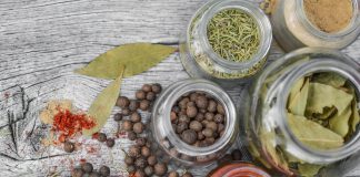 Rozne-przyprawy-w-sloikach-i-rozsypane-wokol-nich