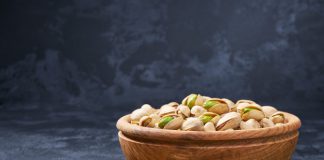 orzechy pistacjowe w misce