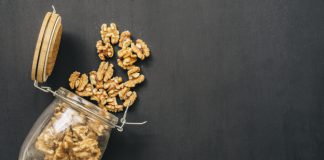 Rozsypane orzechy włoskie na czarnym tle